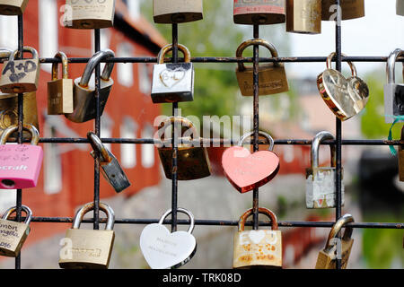 Vasteras, Suède - 20 mai 2017 : l'amour cadenas attaché à une main courante de pont en centre-ville. Banque D'Images