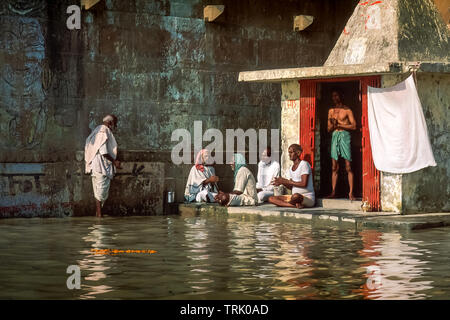 Les Brahmanes sont prêtres priant assis sur une plate-forme d'un petit temple hindou, sur les bords du Gange à Varanasi Banque D'Images