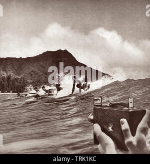 Avis de surfeurs attraper une vague à Waikiki en 1934 dans une annonce dans un magazine pour Kodak cameras. Banque D'Images