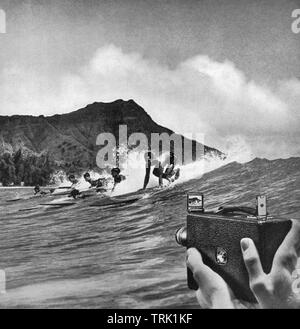 Avis de surfeurs attraper une vague à Waikiki en 1934 dans une annonce dans un magazine pour Kodak cameras. Banque D'Images