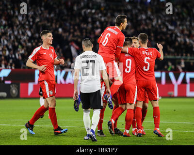 Wolfsburg, Allemagne, le 20 mars 2019 : joueurs de football serbe célébrant leur premier but lors du match de football l'Allemagne contre la Serbie. Banque D'Images