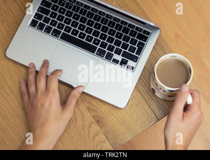 L'encombrement minimal une scène travail freelance. Banque D'Images