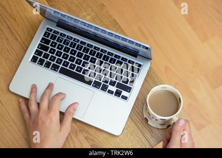 L'encombrement minimal une scène travail freelance. Banque D'Images