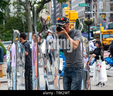 New York, États-Unis, 7 juin 2019. Photographie les visiteurs d'un jour une installation artistique appelé "la forme de l'histoire" à New York City's plaza Flatiron. L'installation organisée par CNN et Hulu pour promouvoir leur série 'The Handmaid's Tale' se compose de 140 statues en miroir - le montant nécessaire pour l'égalité de représentation des femmes dans la ville de New York, où seulement 5 sur 145 de la ville représente les femmes. Credit : Enrique Shore/Alamy Live News Banque D'Images