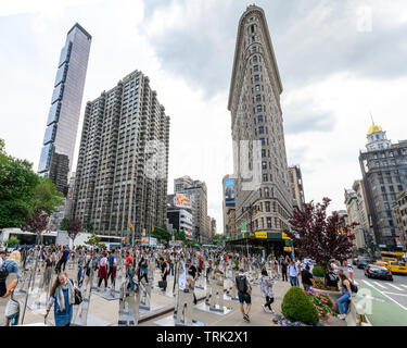 New York, États-Unis, 7 juin 2019. Photographie les visiteurs d'un jour une installation artistique appelé "la forme de l'histoire" à New York City's plaza Flatiron. L'installation organisée par CNN et Hulu pour promouvoir leur série 'The Handmaid's Tale' se compose de 140 statues en miroir - le montant nécessaire pour l'égalité de représentation des femmes dans la ville de New York, où seulement 5 sur 145 de la ville représente les femmes. Credit : Enrique Shore/Alamy Live News Banque D'Images