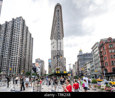 New York, États-Unis, 7 juin 2019. Photographie les visiteurs d'un jour une installation artistique appelé "la forme de l'histoire" à New York City's plaza Flatiron. L'installation organisée par CNN et Hulu pour promouvoir leur série 'The Handmaid's Tale' se compose de 140 statues en miroir - le montant nécessaire pour l'égalité de représentation des femmes dans la ville de New York, où seulement 5 sur 145 de la ville représente les femmes. Credit : Enrique Shore/Alamy Live News Banque D'Images