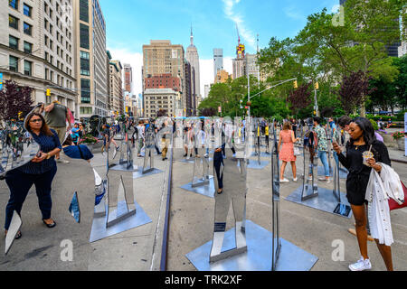 New York, États-Unis, 7 juin 2019. Photographie les visiteurs d'un jour une installation artistique appelé "la forme de l'histoire" à New York City's plaza Flatiron. L'installation organisée par CNN et Hulu pour promouvoir leur série 'The Handmaid's Tale' se compose de 140 statues en miroir - le montant nécessaire pour l'égalité de représentation des femmes dans la ville de New York, où seulement 5 sur 145 de la ville représente les femmes. Credit : Enrique Shore/Alamy Live News Banque D'Images