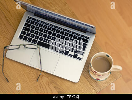 L'encombrement minimal une scène travail freelance. Banque D'Images