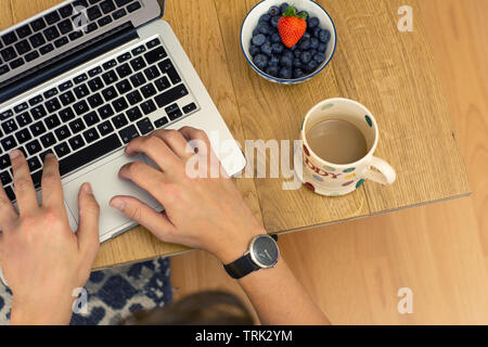 L'encombrement minimal une scène travail freelance. Banque D'Images