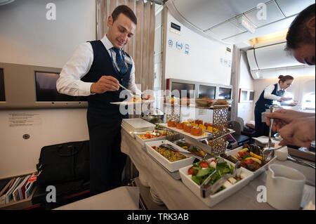 Dans l'équipage de vol au service de dîner gastronomique dans classe affaires vol Turkish Airlines d'Istanbul à Los Angeles, Banque D'Images