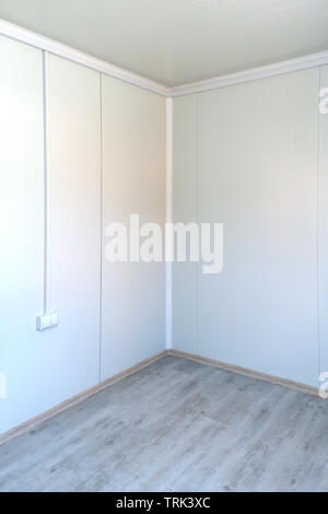 Nouvelle chambre vide intérieur du carrefour avec murs blancs et parquet Banque D'Images