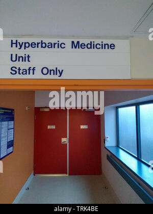 Signe de l'unité de médecine hyperbare , entrée du personnel dans un hôpital australien Banque D'Images