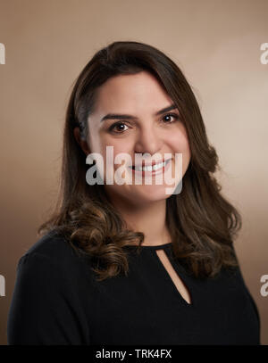 Portrait de femme brune sur fond marron studio Banque D'Images