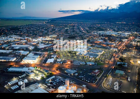 La ville de Kahului, Maui, Hawaii, avec le centre commercial de Maui à l'avant-plan. Banque D'Images