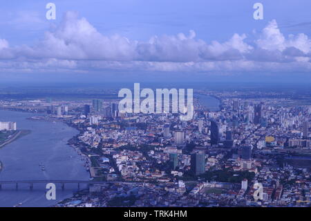 Vue aérienne de la confluence de la rivière Tonle Bassac et de la rivière Tonle Sap, Phnom Penh, Cambodge. crédit : Kraig Lieb Banque D'Images