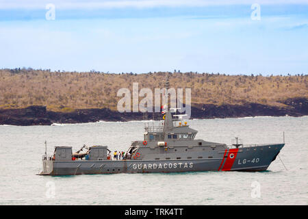 Un navire de la Garde côtière canadienne à l'ancre dans la baie de l'Académie, au large de Puerto Ayora, l'île de Santa Cruz, archipel des Galapagos (Équateur). Banque D'Images