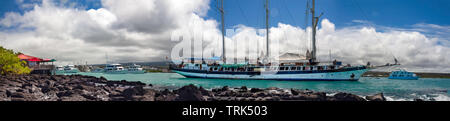 Une image panorama d'un certain nombre de navires, y compris un grand trois-mâts goélette à l'ancre dans la baie de l'Académie, au large de Puerto Ayora, l'île de Santa Cruz, Ga Banque D'Images