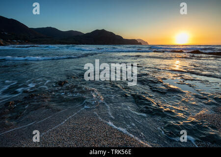 Lever du soleil sur la côte d'Isleta del Moro. Parc naturel de Cabo de Gata. L'Andalousie. L'Espagne. Banque D'Images