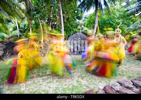 Une image floue de mouvement de jeunes danseurs de Yap dans une tenues traditionnelles pour des cérémonies culturelles sur l'île de Yap, Micronésie.