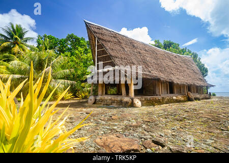 Une vue de la maison de réunion des hommes traditionnels ou Faluw Torow, Village, Yap, Micronésie.