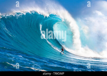 Un œillet de surfer en tombe en bas de la face de Hawaii's big surf à Peahi (Mâchoires) off Northshore Maui. Banque D'Images