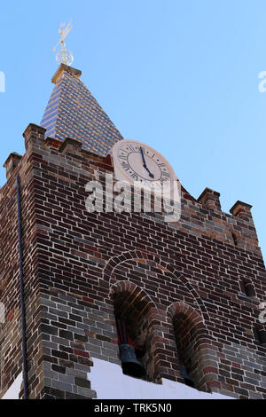 Belle tour de l'église faite de tuiles situé dans le centre-ville de Funchal, Madeira, Portugal au cours d'une journée de printemps ensoleillée en mars 2019. Beau ciel bleu clair Banque D'Images