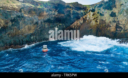 Une vue aérienne d'un bâtiment à côté de l'île de Mokumanu, à l'extérieur de la baie de Kaneohe au large de la Côte-d'Oahu, Hawaii. Banque D'Images