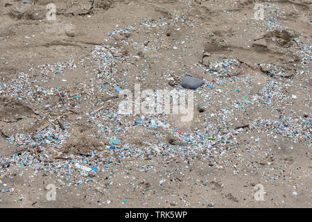 Des milliers et des milliers de morceaux de plastique marquer la laisse des hautes eaux sur cette côte plage. Une grande partie de la côté nord de l'île de Maui dans inaccessi Banque D'Images