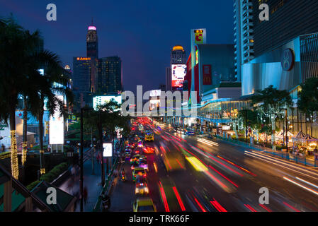 BANGKOK, THAÏLANDE - 02 janvier 2019 : Ratchadamri Road street tard dans la soirée Banque D'Images