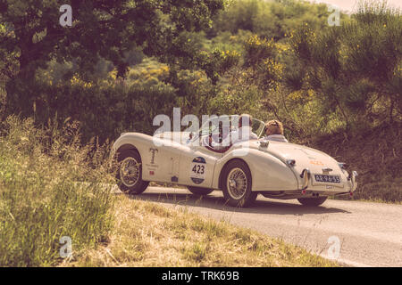 PESARO COLLE SAN BARTOLO , ITALIE - MAI 17 - 2018 : Jaguar XK 120 OTS 1954 Voiture de course ancienne en rallye Mille Miglia 2018 la célèbre course historique italien Banque D'Images