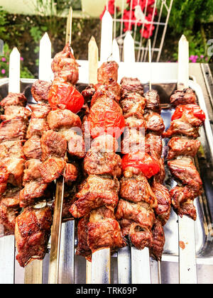 Brochettes kebab grillé avec de l'agneau et les tomates, vue du dessus Banque D'Images