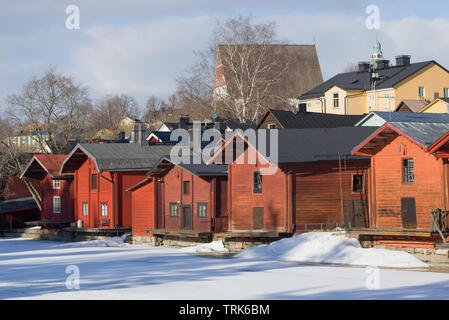 Les vieilles granges rouges sur un beau jour de mars. Porvoo, Finlande Banque D'Images