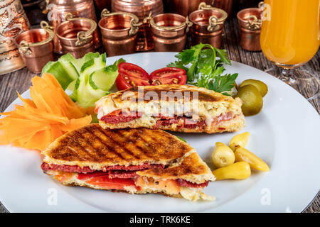 Télévision toast turc traditionnel appelé pain bazlama sur table en bois - Bazlama Tost. Banque D'Images