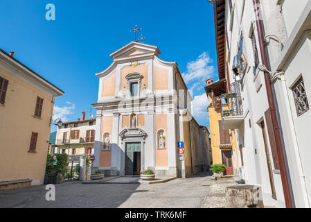 Square en vieille ville. Centre historique de Orino, Campo dei Fiori, parc régional, Italie Banque D'Images