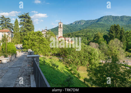 Eglise en montagne. Campo dei Fiori Castello Cabiaglio parc régional avec village, Italie Banque D'Images