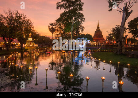 La Loy Krathong Festival dans le parc historique de Sukhothai dans la Provinz Sukhothai en Thaïlande. La Thaïlande, Sukhothai, Novembre, 2018 Banque D'Images