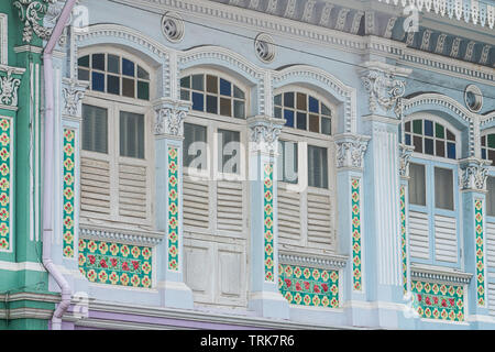 L'Joo Chiat de Singapour est bien connu pour son architecture de style Peranakan et colorés avec goût. Banque D'Images