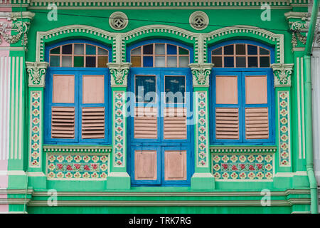 L'Joo Chiat de Singapour est bien connu pour son architecture de style Peranakan et colorés avec goût. Banque D'Images