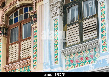 L'Joo Chiat de Singapour est bien connu pour son architecture de style Peranakan et colorés avec goût. Banque D'Images