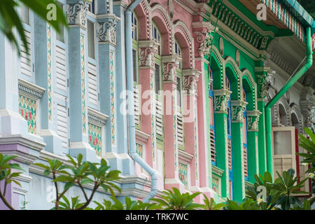 L'Joo Chiat de Singapour est bien connu pour son architecture de style Peranakan et colorés avec goût. Banque D'Images