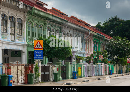 L'Joo Chiat de Singapour est bien connu pour son architecture de style Peranakan et colorés avec goût. Banque D'Images