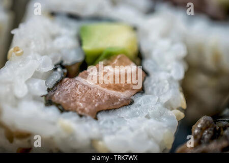 Une photo en gros plan de la Californie sushi rolls Banque D'Images