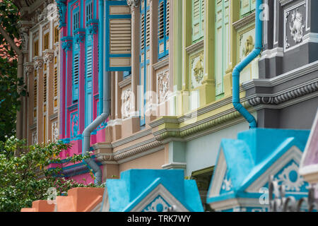 L'Joo Chiat de Singapour est bien connu pour son architecture de style Peranakan et colorés avec goût. Banque D'Images