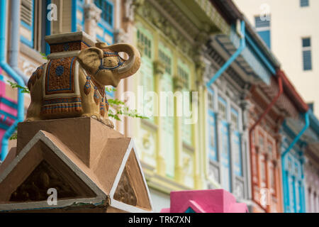 L'Joo Chiat de Singapour est bien connu pour son architecture de style Peranakan et colorés avec goût. Banque D'Images