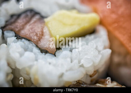 Une photo en gros plan de la Californie sushi rolls Banque D'Images