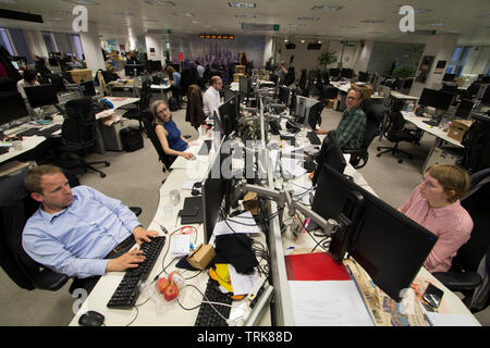 Rédacteurs travaillant dans Financial Times presse, un pont de Southwark, Londres Banque D'Images