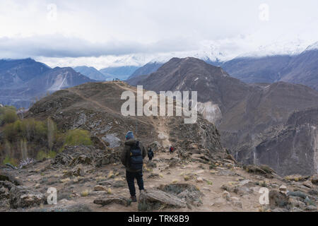 Groupe de personnes en randonnée sur la montagne dans la vallée de Hunza, au Pakistan. Vie de voyage et d'aventure concept Banque D'Images