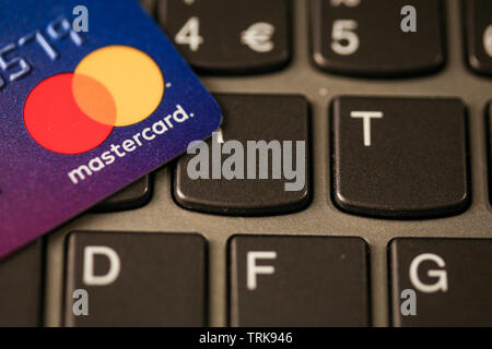 Bucarest, Roumanie - 14 mai 2019 : Macro image avec les détails d'une carte Mastercard carte de crédit en plastique avec le logo Mastercard sur un clavier d'ordinateur portable - sur Banque D'Images