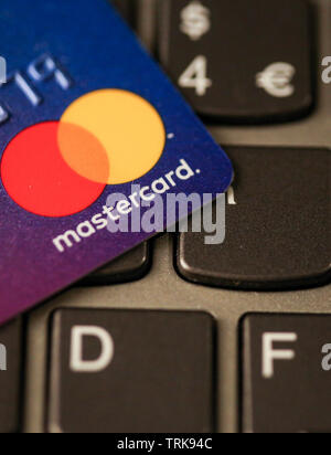 Bucarest, Roumanie - 14 mai 2019 : Macro image avec les détails d'une carte Mastercard carte de crédit en plastique avec le logo Mastercard sur un clavier d'ordinateur portable - sur Banque D'Images