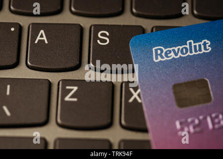 Bucarest, Roumanie - 14 mai 2019 : Macro image avec les détails d'une carte de crédit en plastique Revolut, avec le logo Revolut, sur un clavier d'ordinateur portable - en ligne Banque D'Images